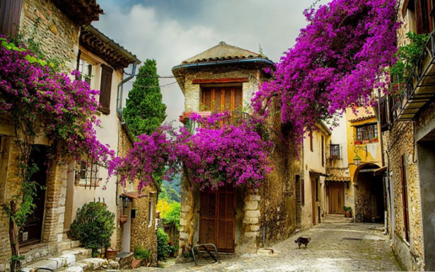 1) Provence’de Küçük Bir Kasaba, Fransa
