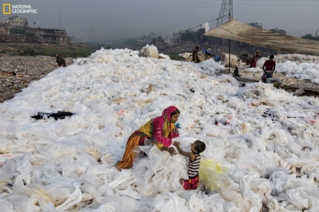Bangladeş'in başkenti Dakka'daki Buriganga Nehri'nin kıyılarına vuran plastikler, burayı çöpten bir örtü haline sokmuş...