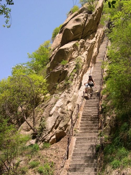 Çin'in Hua Shan dağındaki bir yürüyüş-tırmanış parkuru