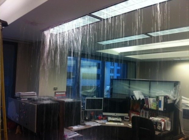 Fırtına esnasında ofisten bir şelale manzarası